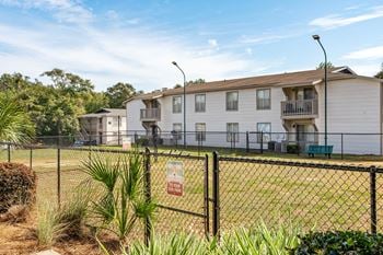 Leash-free pet park and building exteriorat 701 south apartments in mobile, al